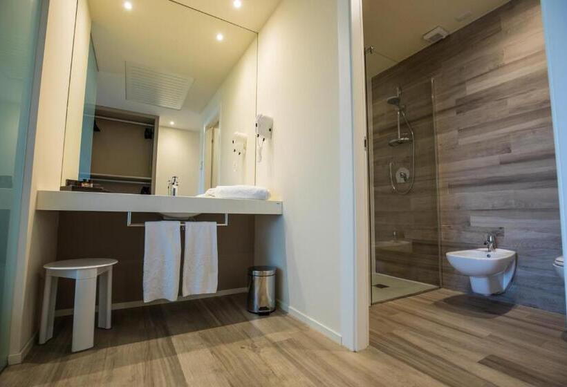 Superior room with lake view, Royal Village