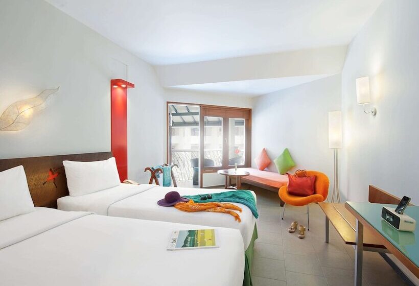 Номер Superior Вид на Бассейн, Ibis Styles Bali Legian
