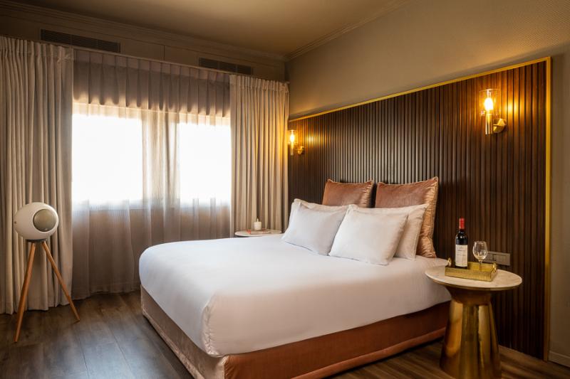 デラックストリプルルーム, Leonardo Gordon Beach