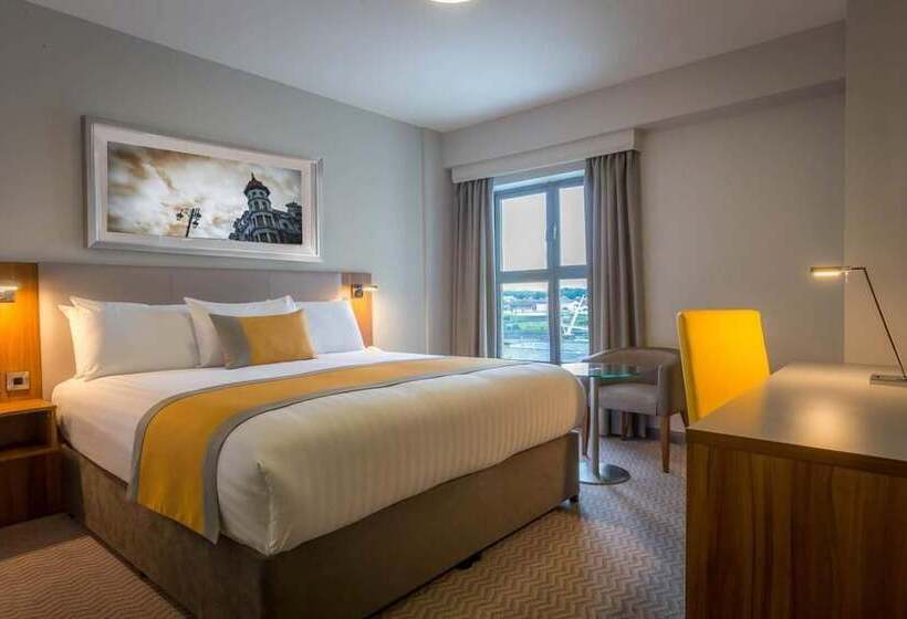 带大床的标准间, Maldron Hotel & Leisure Centre Limerick