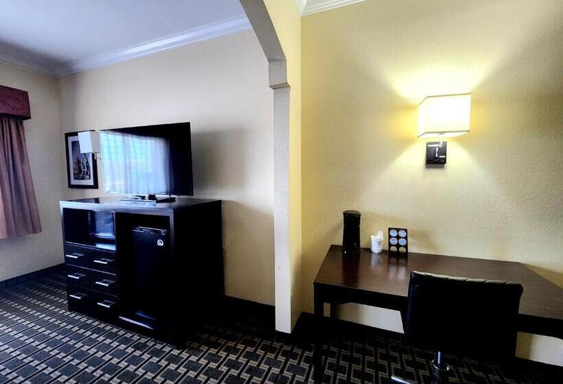 Стандартный Номер Кровать Кинг, Days Inn & Suites By Wyndham Sam Houston Tollway