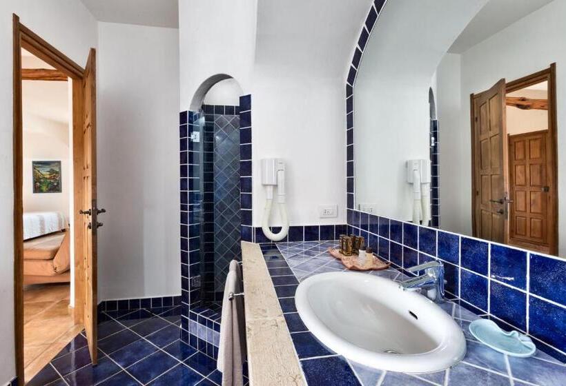 غرفة قياسية مزوَّدة بشُرفة, Arathena