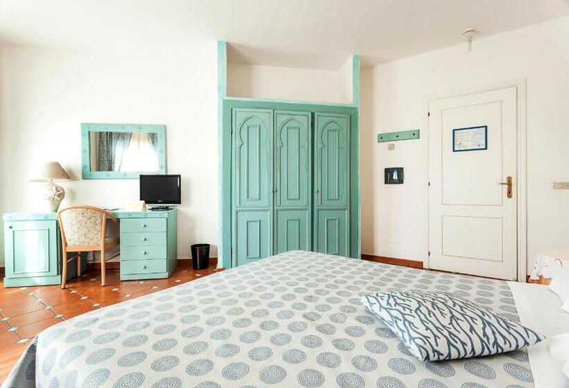 اتاق ساده سه‌ نفره, Stefania Boutique Hotel By The Beach