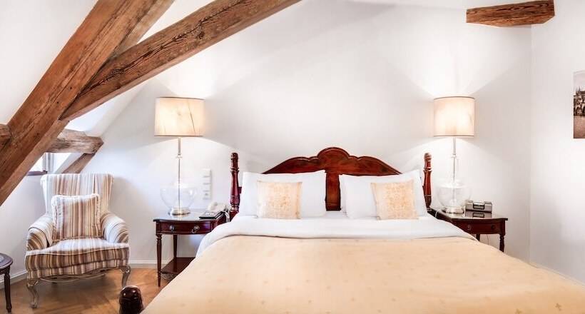 غرفة سوبيريور, The Dominican