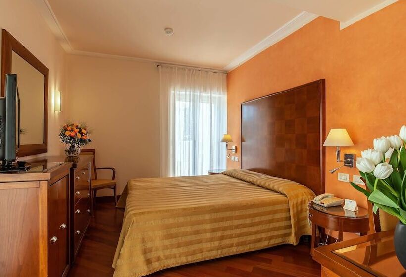 Трехместный Номер Стандарт с Балконом, Versilia Palace