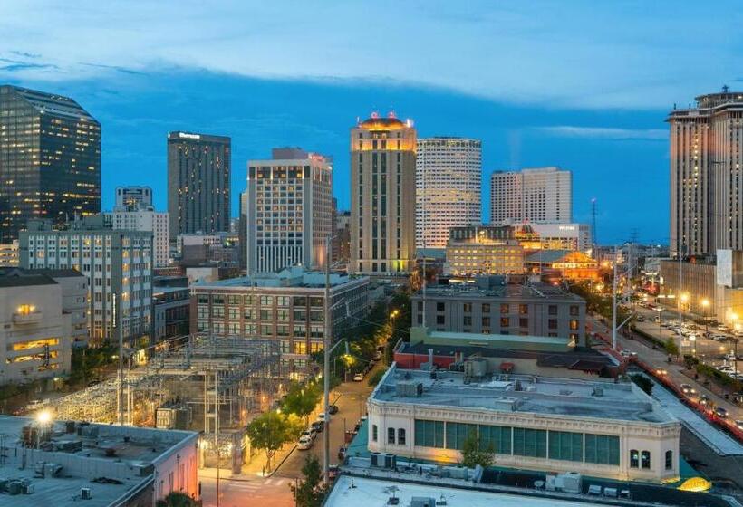 Номер Клуб, New Orleans Marriott Warehouse Arts District