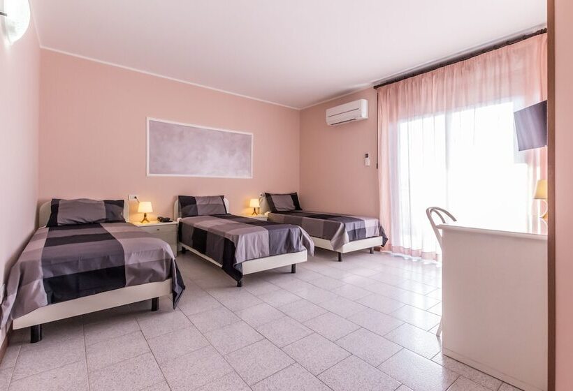 חדר סטנדרט לשלושה עם מרפסת, Maris