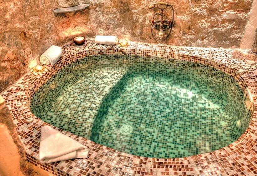 سوئیت جونیور با چشم‌انداز, Astarte Suites