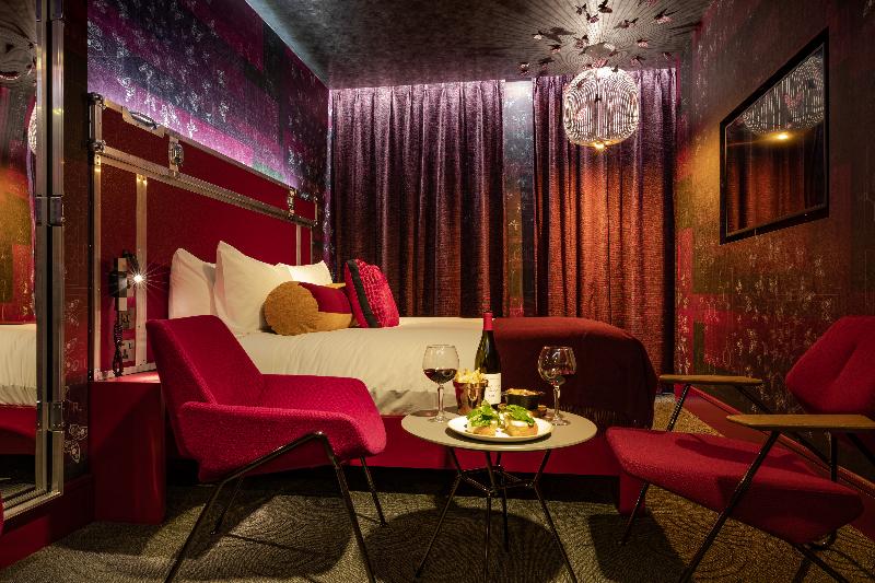 Deluxe Room, Megaro