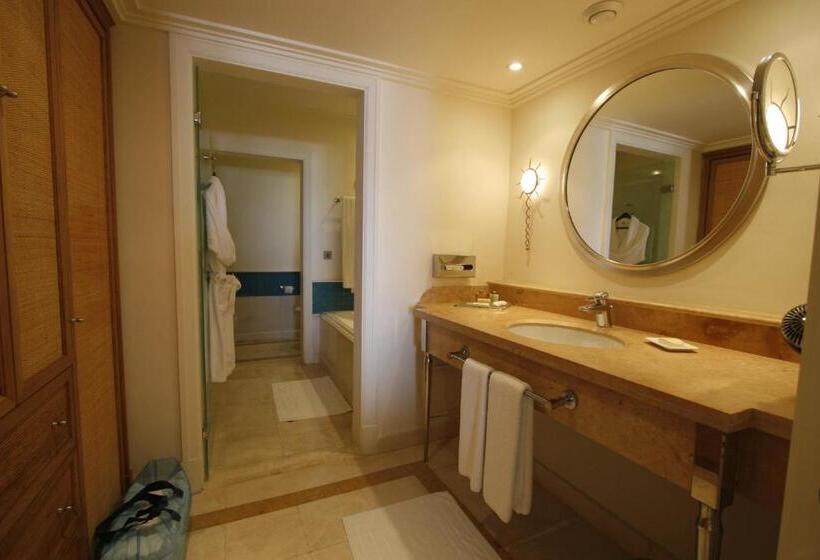 Номер Executive, L  Amphitrite Palace Resort & Spa