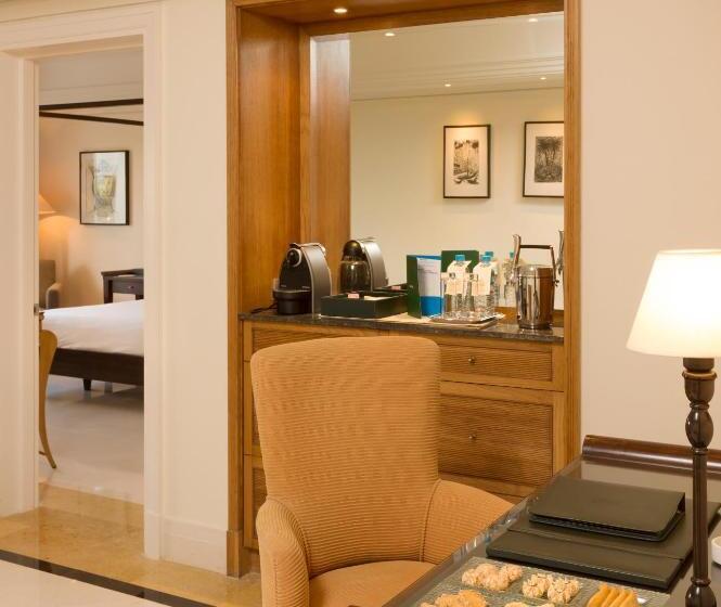Люкс, L  Amphitrite Palace Resort & Spa