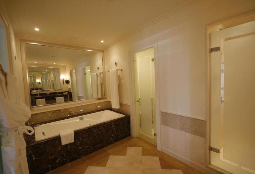 Люкс, L  Amphitrite Palace Resort & Spa