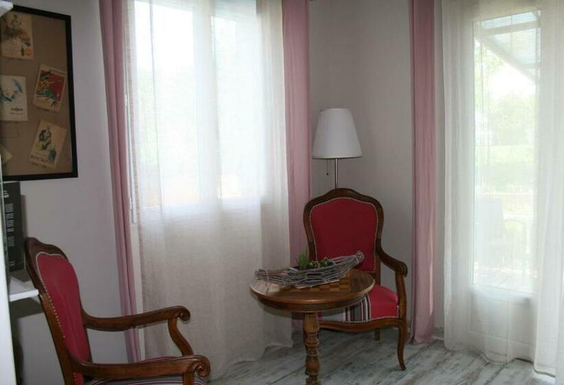 Номер Стандарт Вид на Бассейн, Chambres D Hôtes Le Puid De Gauthier