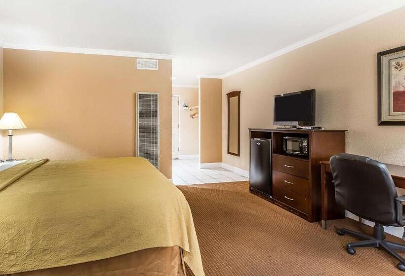 장애인을 위한 킹사이즈 침대 스탠다드 룸, Quality Inn Near Hearst Castle