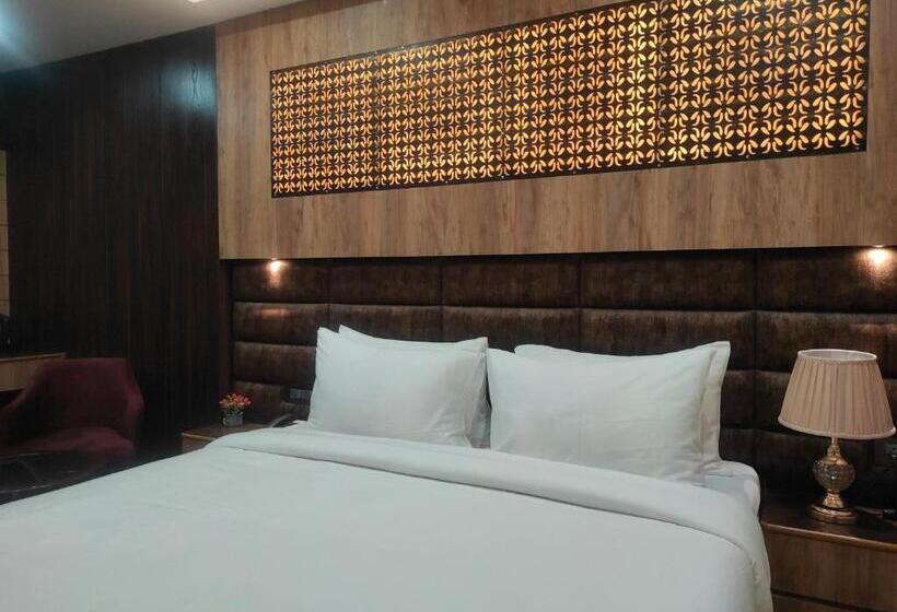 اتاق لوکس با تخت بزرگ, Aavas Inn