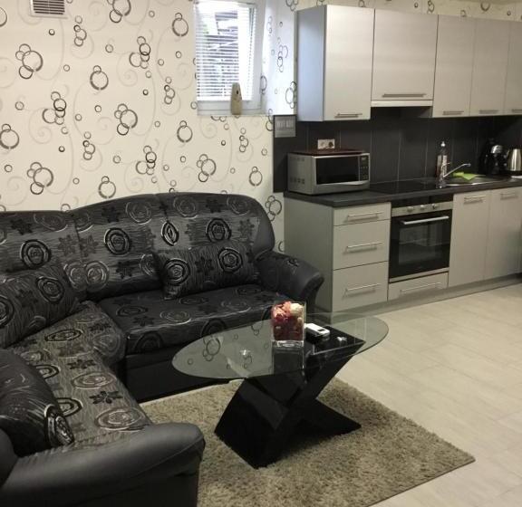 Апартаменты 2 Спальни, Varkerulet Apartman