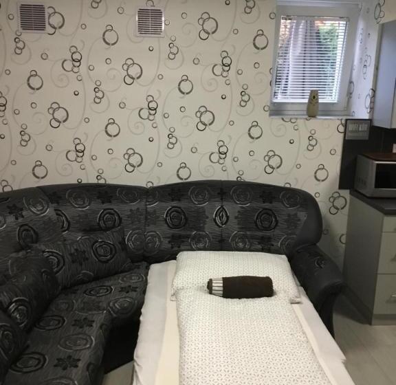 Апартаменты 2 Спальни, Varkerulet Apartman