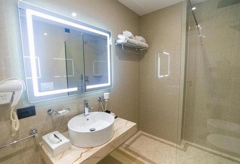 اتاق لوکس با بالکن و چشم‌انداز دریا, Kraal Hotel Vlore