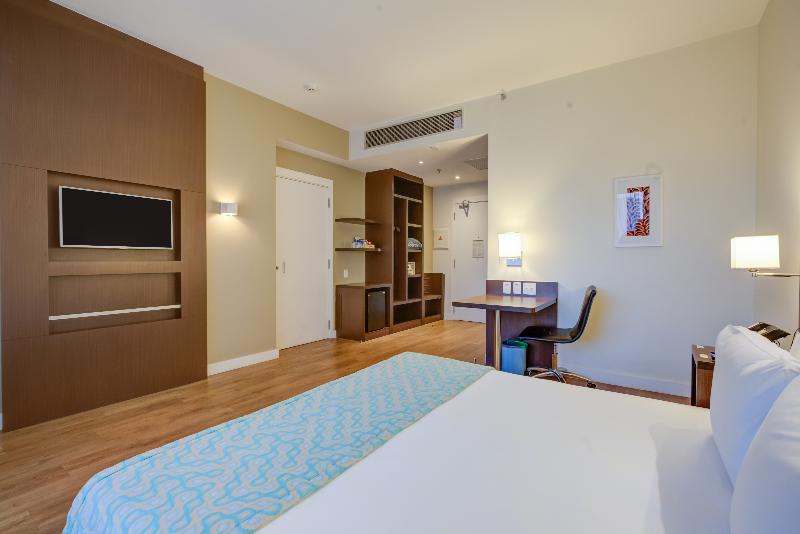 سوییت, Days Inn By Wyndham Montreal East