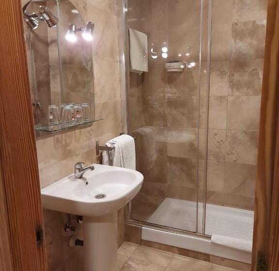 اتاق استاندارد سه نفره, Hostal Moncloa