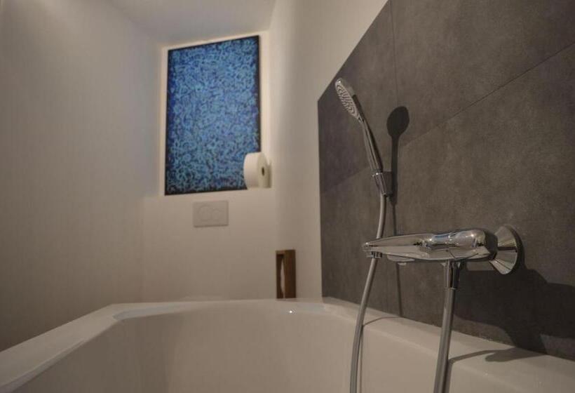 Номер Deluxe, Luxury Spa Hotel   Francofolies