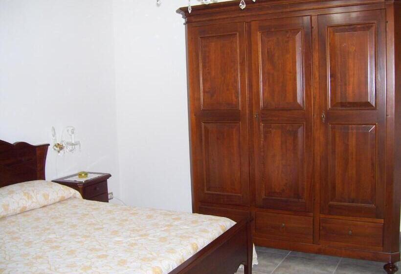 Standard Connecting Room, Capitello