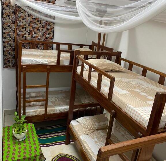 اتاق استاندارد سه نفره, Sanaa Hostel