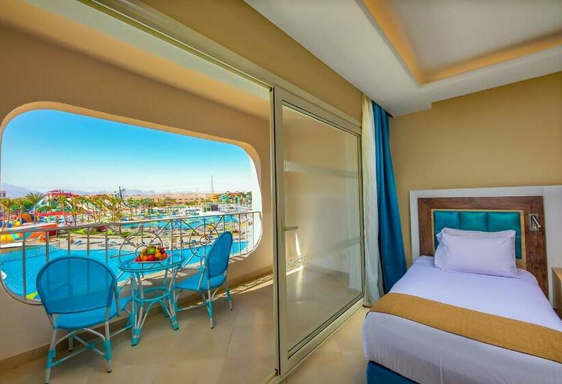 Номер Стандарт Вид на Бассейн, Titanic Resort & Aqua Park