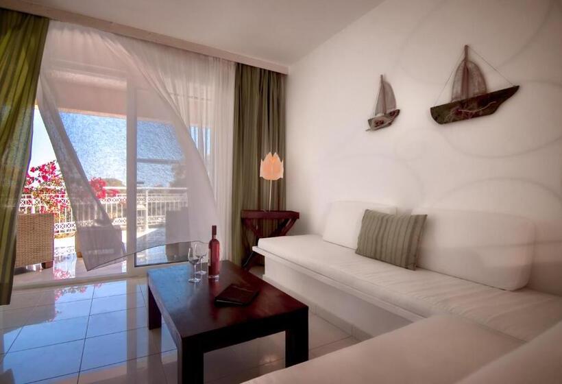 سوئیت جونیور با چشم‌انداز باغ, Gerakas Belvedere Hotel & Luxury Suites