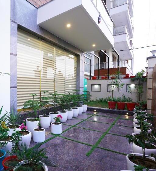 バルコニー付きデラックスルーム, Lime Tree Hotel Pulkit Gurgaon Artemis Hospital, Nearest Metro Huda City Centre