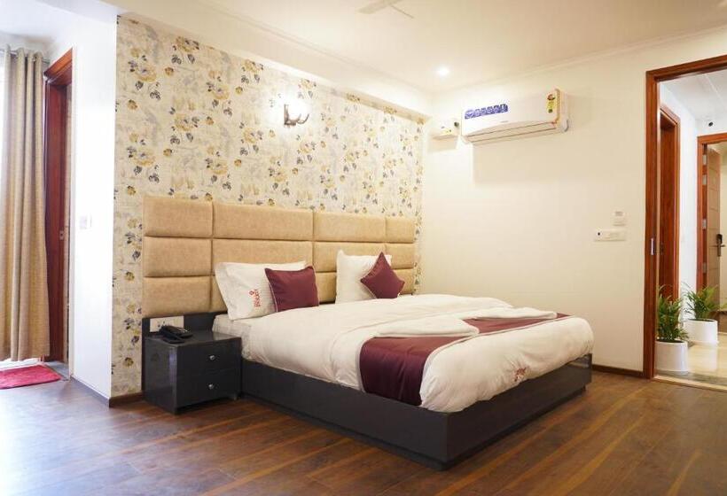 バルコニー付きデラックスルーム, Lime Tree Hotel Pulkit Gurgaon Artemis Hospital, Nearest Metro Huda City Centre