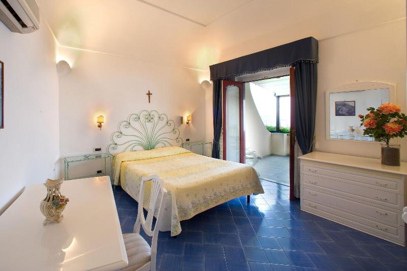 Номер Стандарт Боковой Вид на Море, La Caravella Di Positano   Relais & Beach