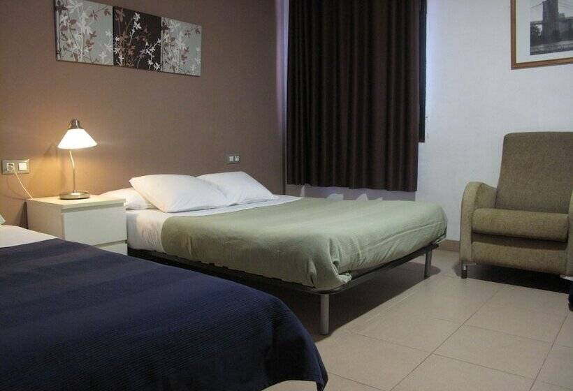 Номер Стандарт Четырехместный Совместный Санузел, Hostal Lk Barcelona