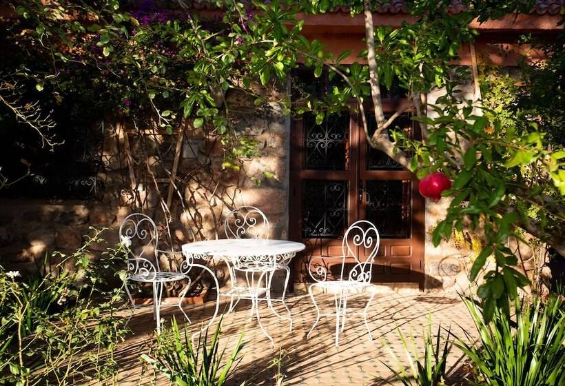Полулюкс, Domaine De La Roseraie Resort