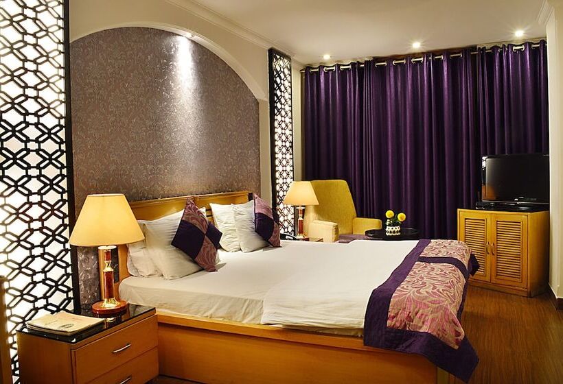 Camera Executive, Emperor Palms At Karol Bagh