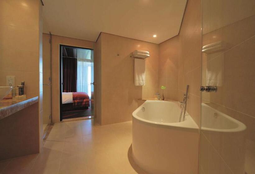 סוויטת דלוקס עם נוף, Radisson Blu Hotel, Abu Dhabi Yas Island