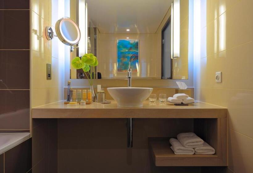 발코니가 있는 바다 전망 수피리어 룸, Radisson Blu Hotel, Abu Dhabi Yas Island
