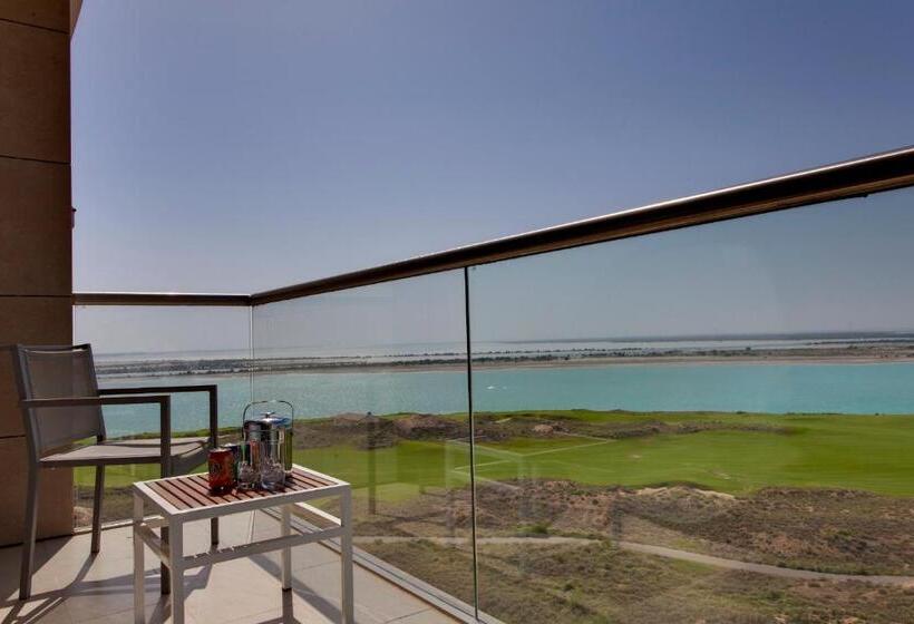 חדר סופריור עם נוף לים ומרפסת, Radisson Blu Hotel, Abu Dhabi Yas Island