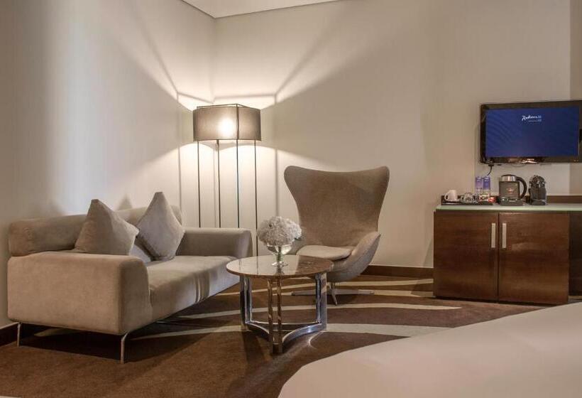 סוויטת ג'וניור נוף לים, Radisson Blu Hotel, Abu Dhabi Yas Island