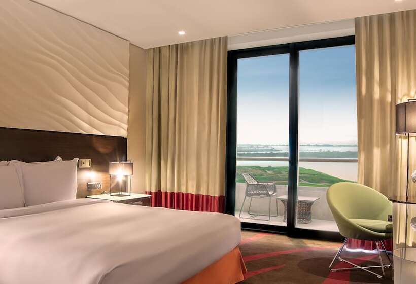 스탠다드 룸 골프 전망, Radisson Blu Hotel, Abu Dhabi Yas Island