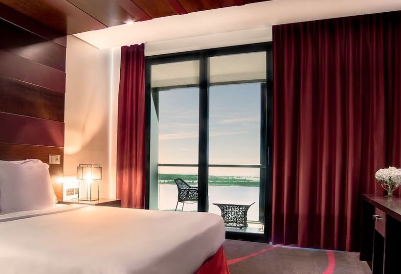 חדר סטנדרט נוף למגרש גולף, Radisson Blu Hotel, Abu Dhabi Yas Island