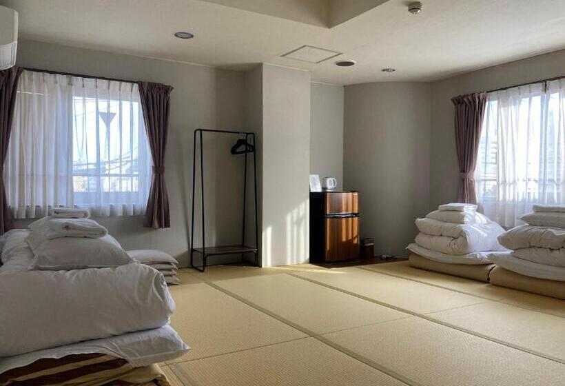 Семейный Номер, J Hoppers Beppu Guesthouse ジェイホッパーズ別府ゲストハウス
