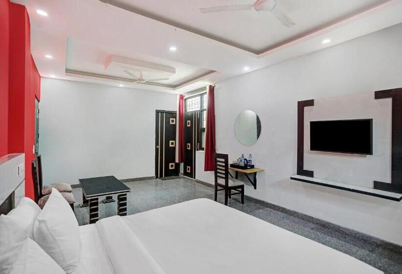 Standardrum, Townhouse 456 The Hotel Noida Grand