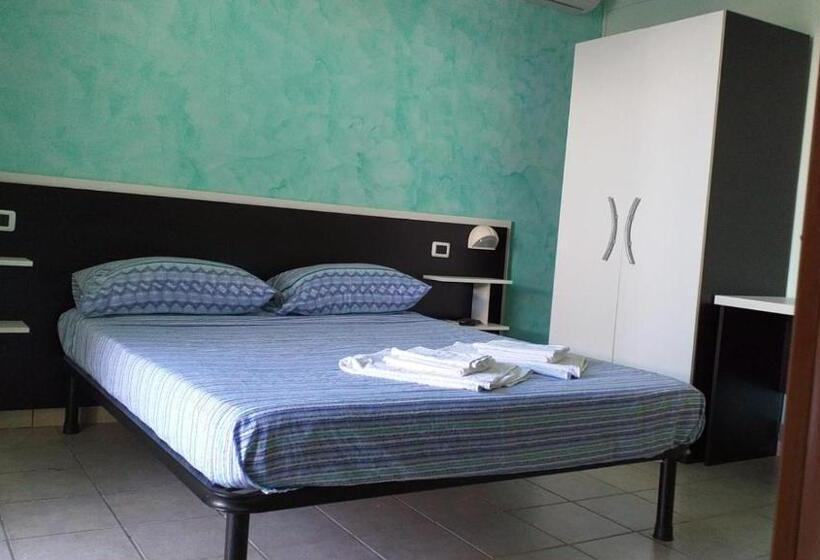 Номер Стандарт Индивидуальный, Room In Bb   Spacious Double Room A Stones Throw From The Sea