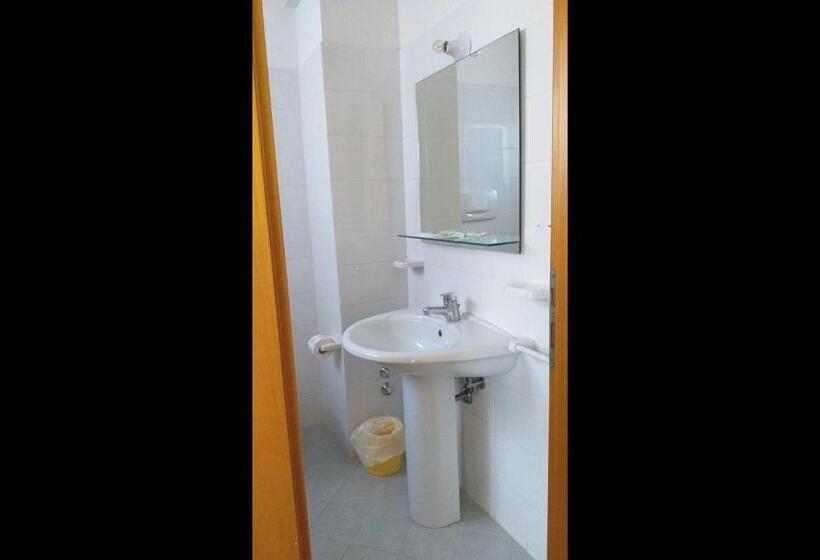 Номер Стандарт Индивидуальный, Room In Bb   Spacious Double Room A Stones Throw From The Sea