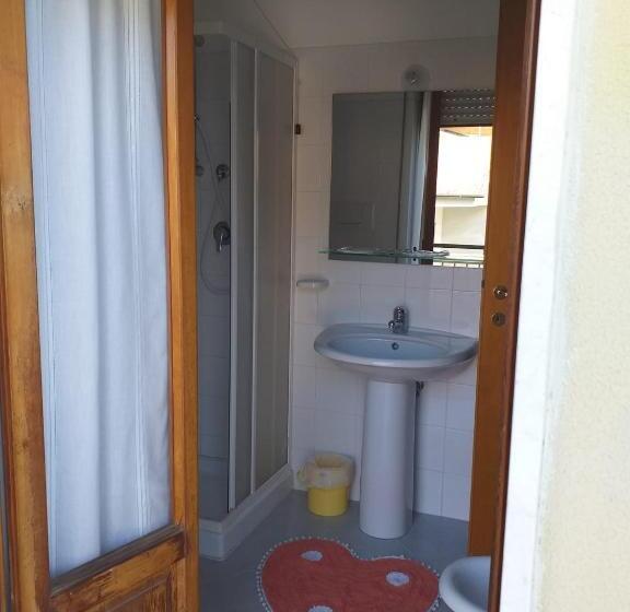 Номер Стандарт Индивидуальный, Room In Bb   Spacious Double Room A Stones Throw From The Sea