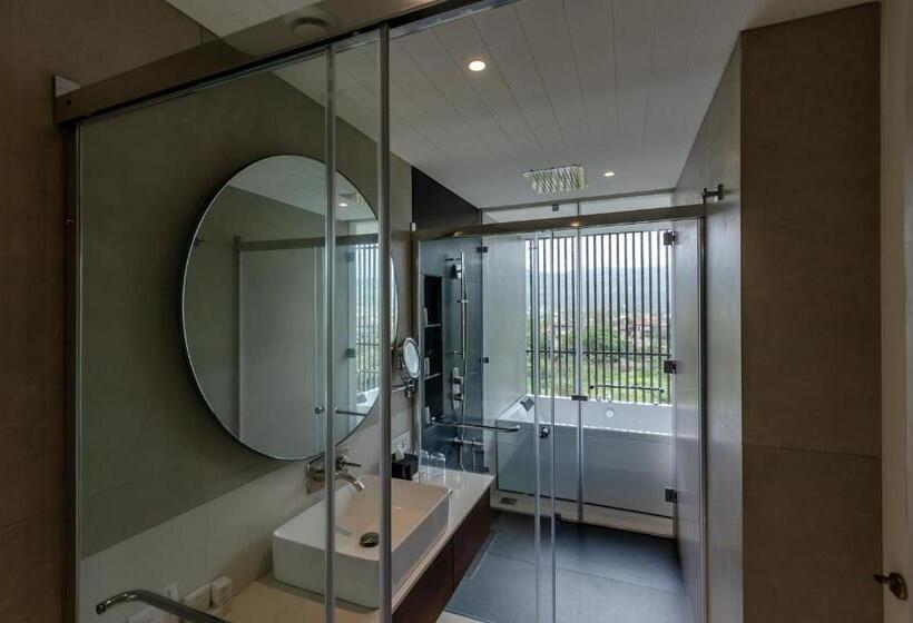 Люкс с Балконом, Radisson Resort And Spa Lonavala
