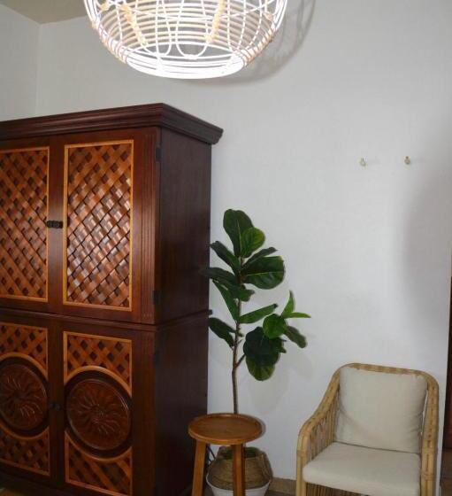 سوییت جونیور, Turtle Bay Inn