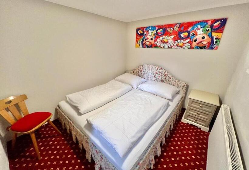 Standard 3 Bett Zimmer Geteiltes Bad, Lech Hostel