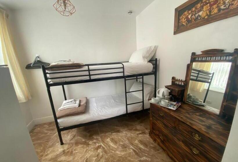 デラックスの４人部屋, Alexander Hotel Fully Refurbished All Rooms En Suite